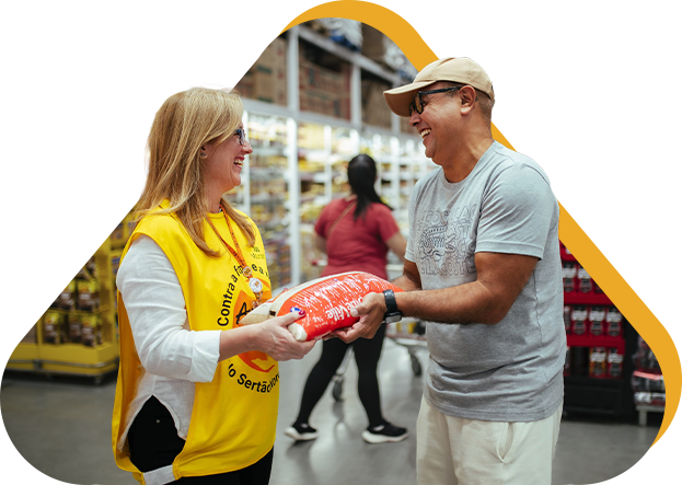 Voluntária entregando alimentos